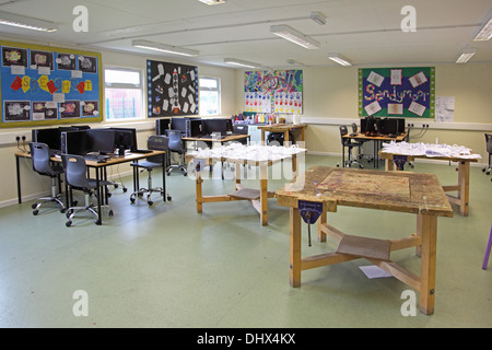 L'arte, artigianato e tecnologia di camera di insegnamento in una nuova scuola libera. Alloggiato in una classe temporanea edificio. Foto Stock