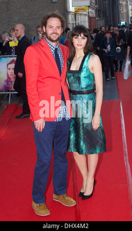 Serata di Apertura del Edinburgh International Film Festival 2013, con il Gala screening di respirare dal regista Drake Doremus. 19/06/13 respirare in Director Drake Doremus e attrice Felicity Jones sul tappeto rosso ........ Il cast e la troupe presso lo screening di respirare dal regista Drake Doremus per contrassegnare l'apertura dell'Edinburgh International Film Festival 2013. Al Foto Stock