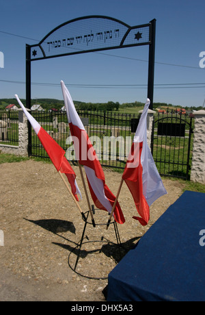 Bandiere polacche volare al di fuori del ricostruito recentemente e ri-Brzostek consacrata il cimitero ebraico della Polonia Foto Stock