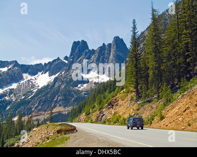 Cascata del nord autostrada si avvicina a Washington Pass e la Liberty Bell,Stato di Washington Foto Stock