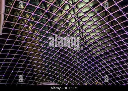 Struttura a cupola del Leeds Trinity Shopping Centre, vista dall'interno di notte. Leeds, Regno Unito. Foto Stock