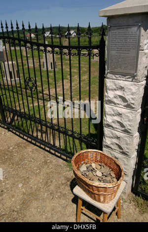 Porte di appena ricostruito e ri-Brzostek consacrata il cimitero ebraico Polonia sacchetti contenenti il ricordo delle pietre Foto Stock