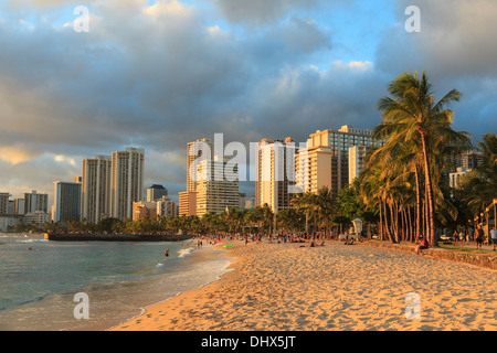 Stati Uniti d'America, Hawaii, Oahu, Honolulu e Waikiki Beach e lo Skyline Foto Stock