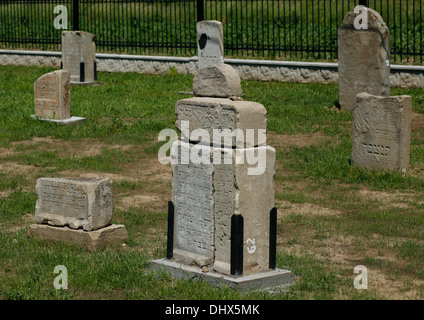 Lapidi ebraiche nel nuovo Brzostek consacrazione del cimitero ebraico di Polonia Foto Stock