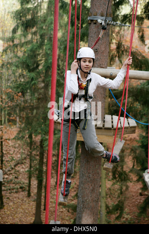 Ragazza in un centro di arrampicata Foto Stock