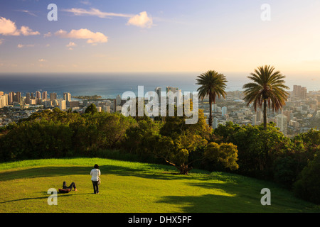 Stati Uniti d'America, Hawaii, Oahu, Honolulu Skyline e il Cratere del Diamond Head, da Puu Ualakaa State Park Foto Stock