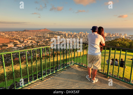 Stati Uniti d'America, Hawaii, Oahu, Honolulu Skyline e il Cratere del Diamond Head, da Puu Ualakaa State Park Foto Stock