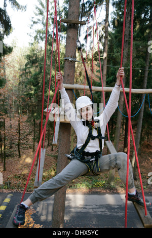 Ragazza in un centro di arrampicata Foto Stock