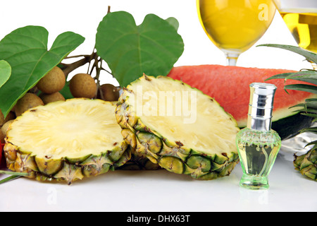 Di Frutta e una bottiglia di profumo su sfondo bianco. Foto Stock