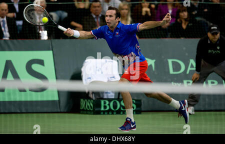 A Belgrado, in Serbia. Xv Nov, 2013. La Repubblica ceca è Radek STEPANEK: risultati nei restituisce una palla a Novak Djokovic di Serbia durante la loro Coppa Davis finale tennis singles corrispondono a Belgrado in Serbia, Venerdì, 15 novembre 2013. (Foto CTK/Michal Kamaryt) Foto Stock