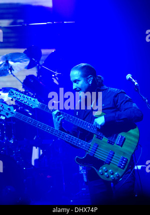 Lee Pomeroy sul collo doppia di suonare la chitarra con Steve Hackett sulla genesi rivisitato tour in Liverpool Maggio 2013 Foto Stock