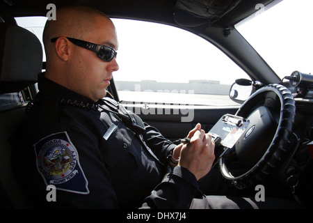 Stato di Nevada polizia, Stato Autostrada Trooper ufficiale di pattuglia controlla una patente, Las Vegas, Nevada, STATI UNITI D'AMERICA Foto Stock