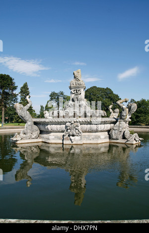 Fontana del Tritone Corte Witley EH grande Witley Worcestershire Inghilterra REGNO UNITO Foto Stock