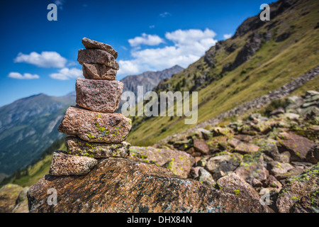 Il tumulo di pietra piramide in montagna Foto Stock