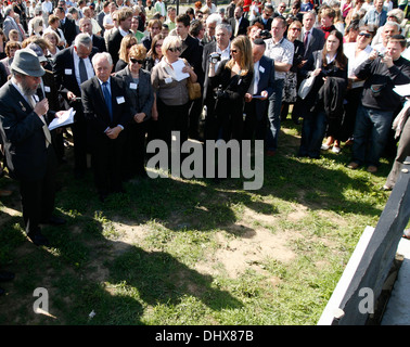 Dr Jonathan Webber professore Università Jagellonica di Cracovia conduce la cerimonia di re-consacrazione di Brzostek il cimitero ebraico Foto Stock