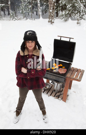 TV personality e celebrity chef Ceci Carmichael prepara una estrema inverno barbecue Foto Stock