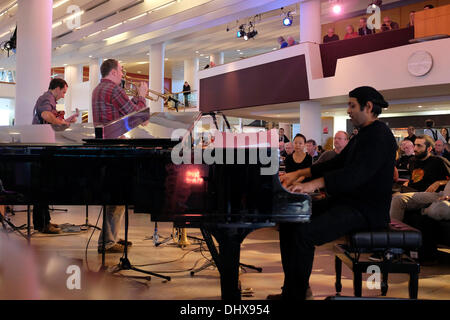 Jazz afro-cubane bad, trogon, esegue un concerto gratuito presso il centro di Southbank per aprire il 2013 London Jazz Festival. Foto Stock