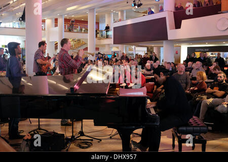 Jazz afro-cubane bad, trogon, esegue un concerto gratuito presso il centro di Southbank per aprire il 2013 London Jazz Festival. Foto Stock