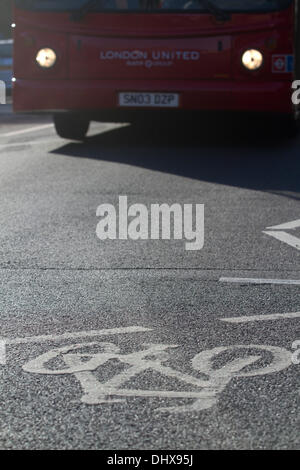Londra REGNO UNITO. Il 15 novembre 2013. Londra in bicicletta la sicurezza viene in esame a seguito della morte di 5 ciclisti da collisioni con veicoli pesanti e gli autobus del trasporto pubblico a Londra nelle strade negli ultimi dieci giorni. Il sindaco Boris Johnson ha affrontato le richieste di più segregati percorsi ciclo di credito: amer ghazzal/Alamy Live News Foto Stock