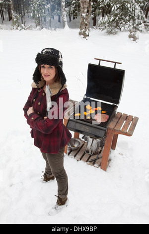 TV personality e celebrity chef Ceci Carmichael prepara una estrema inverno barbecue Foto Stock