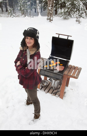 TV personality e celebrity chef Ceci Carmichael prepara una estrema inverno barbecue Foto Stock