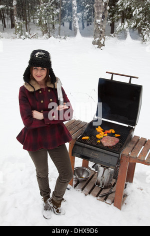 TV personality e celebrity chef Ceci Carmichael prepara una estrema inverno barbecue Foto Stock