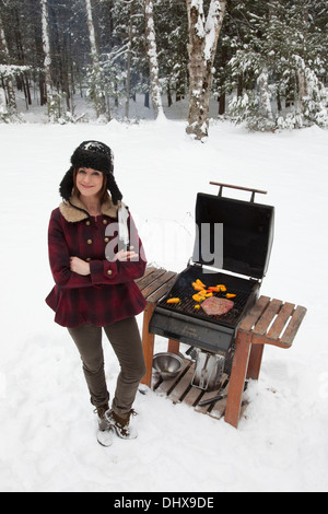 TV personality e celebrity chef Ceci Carmichael prepara una estrema inverno barbecue Foto Stock