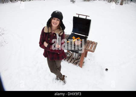 TV personality e celebrity chef Ceci Carmichael prepara una estrema inverno barbecue Foto Stock