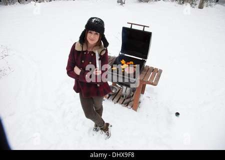 TV personality e celebrity chef Ceci Carmichael prepara una estrema inverno barbecue Foto Stock