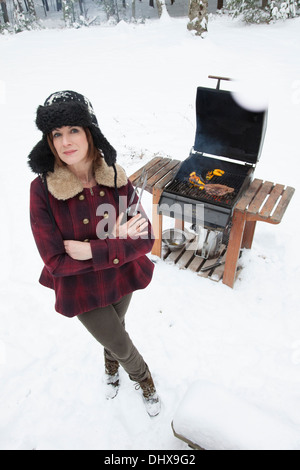 TV personality e celebrity chef Ceci Carmichael prepara una estrema inverno barbecue Foto Stock