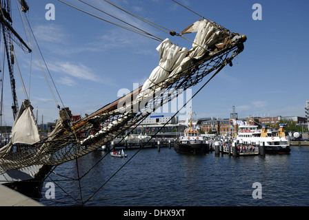 Jib-braccio su una nave a vela in Kiel Foto Stock