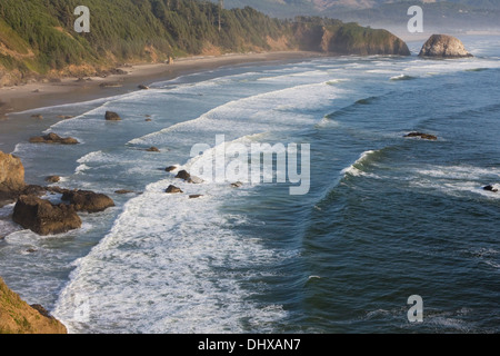 Spiaggia a mezzaluna da Ecola stato parco vicino alla spiaggia di Canon, Oregon. Foto Stock