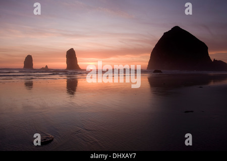 Sunset over Haystack Rock a Cannon Beach, Oregon. Foto Stock