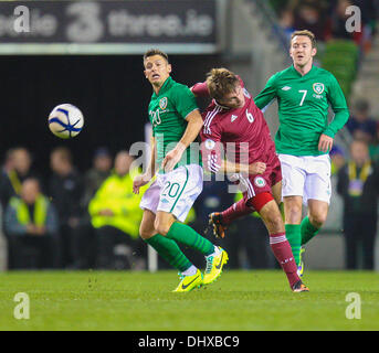 Dublino, Irlanda. Xv Nov, 2013. Wes Hoolahan battaglie con Vladislavs Gabovs per la sfera durante l'amichevole internazionale fixture tra Repubblica di Irlanda e la Lettonia dall'Aviva Stadium. Credito: Azione Sport Plus/Alamy Live News Foto Stock