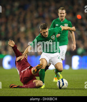 Dublino, Irlanda. Xv Nov, 2013. Hoolahan evita la pesante affrontare durante l'amichevole internazionale fixture tra Repubblica di Irlanda e la Lettonia dall'Aviva Stadium. Credito: Azione Sport Plus/Alamy Live News Foto Stock