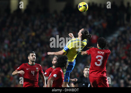 Lisbona, Portogallo. Xv Nov, 2013. Zlatan Ibrahimovic, Svezia in avanti in aria durante la partita di calcio tra Portogallo e Sewden per la prima gamba del Play Off per 2014 FIFA World Cup Brasile, a Luz Stadium di Lisbona, Portogallo Credito: Azione Sport Plus/Alamy Live News Foto Stock