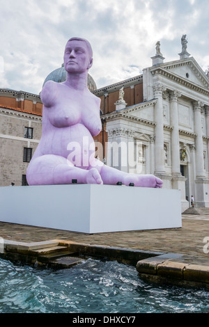 Biennale di Venezia, scultura Alison riunitore incinta, nato senza braccia e con le gambe tronco, una condizione chiamata phocomelia Foto Stock