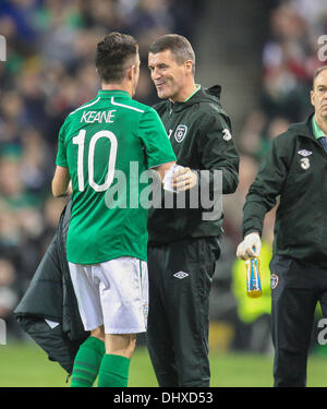 Dublino, Irlanda. Xv Nov, 2013. Robbie Keane (c) essendo congratulato da Roy Keane durante l'amichevole internazionale fixture tra Repubblica di Irlanda e la Lettonia dall'Aviva Stadium. Credito: Azione Sport Plus/Alamy Live News Foto Stock