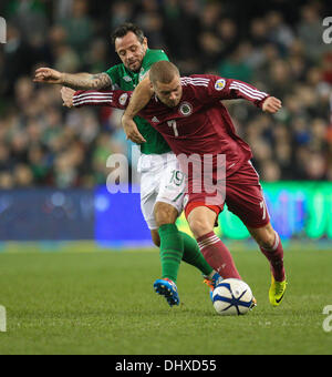 Dublino, Irlanda. Xv Nov, 2013. Andy Reid del Irlanda battaglie con Alani Sineinikovs durante l'amichevole internazionale fixture tra Repubblica di Irlanda e la Lettonia dall'Aviva Stadium. Credito: Azione Sport Plus/Alamy Live News Foto Stock