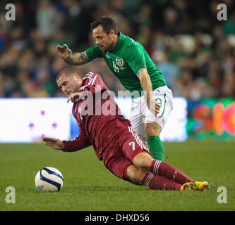 Dublino, Irlanda. Xv Nov, 2013. Andy Reid del Irlanda battaglie con Alani Sineinikovs durante l'amichevole internazionale fixture tra Repubblica di Irlanda e la Lettonia dall'Aviva Stadium. Credito: Azione Sport Plus/Alamy Live News Foto Stock