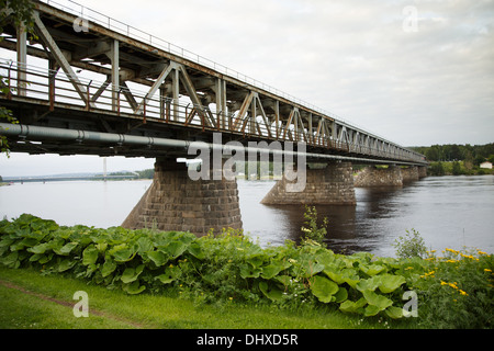 Il vecchio post-WW2 doppio ponte ponte sul fiume Kemijoki nella città di Rovaniemi per il Circolo Polare Artico. Foto Stock