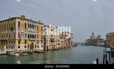 Tradizionali edifici veneziani e jetty lungo il Canal Grande a Venezia. Foto Stock