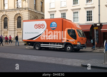 Oxford Oxfordshire, Regno Unito. I pedoni a camminare lungo una consegna TNT autocarro parcheggiato in Oxford - un 'Zero Emission VEICOLO ELETTRICO" Foto Stock