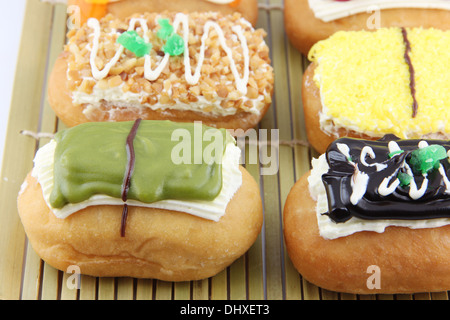 Closeup mix di colore ciambelle di sushi in bambù piatto su sfondo bianco. Foto Stock