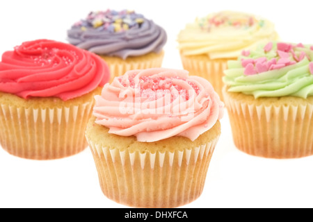 Studio shot con una profondità di campo ridotta di alcune parti colorate tortine - sfondo bianco Foto Stock