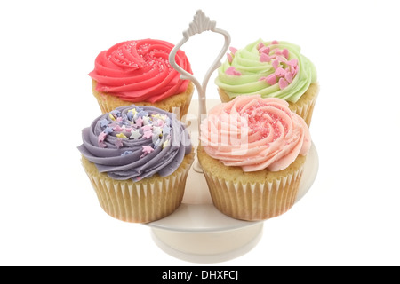Studio shot con una profondità di campo ridotta di alcune parti colorate tortine su una torta stand - sfondo bianco Foto Stock