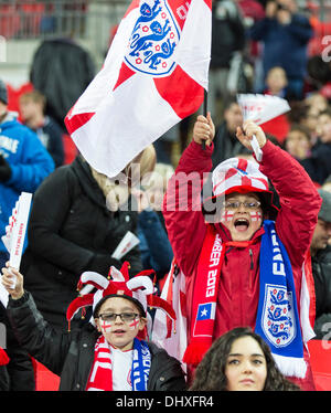 Londra, Regno Unito. Xv Nov, 2013. Tifosi inglesi prima della International fixture amichevole tra Inghilterra e Cile dal Wembley Stadium. Credito: Azione Sport Plus/Alamy Live News Foto Stock