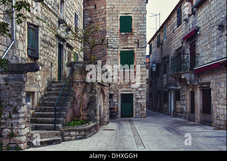 Vicolo stretto con vecchie case di Stari Grad. Foto Stock