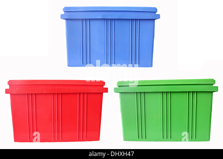 Blu, Rosso e Verde scatola in plastica Imballaggi di prodotti finiti su sfondo bianco. Foto Stock