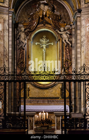 Alter santuario e la tomba di san Camillo de Lellis con la preghiera le candele, santa Maria Maddalena, Roma, Italia Foto Stock